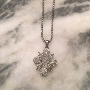 Shiny silver jewel necklace